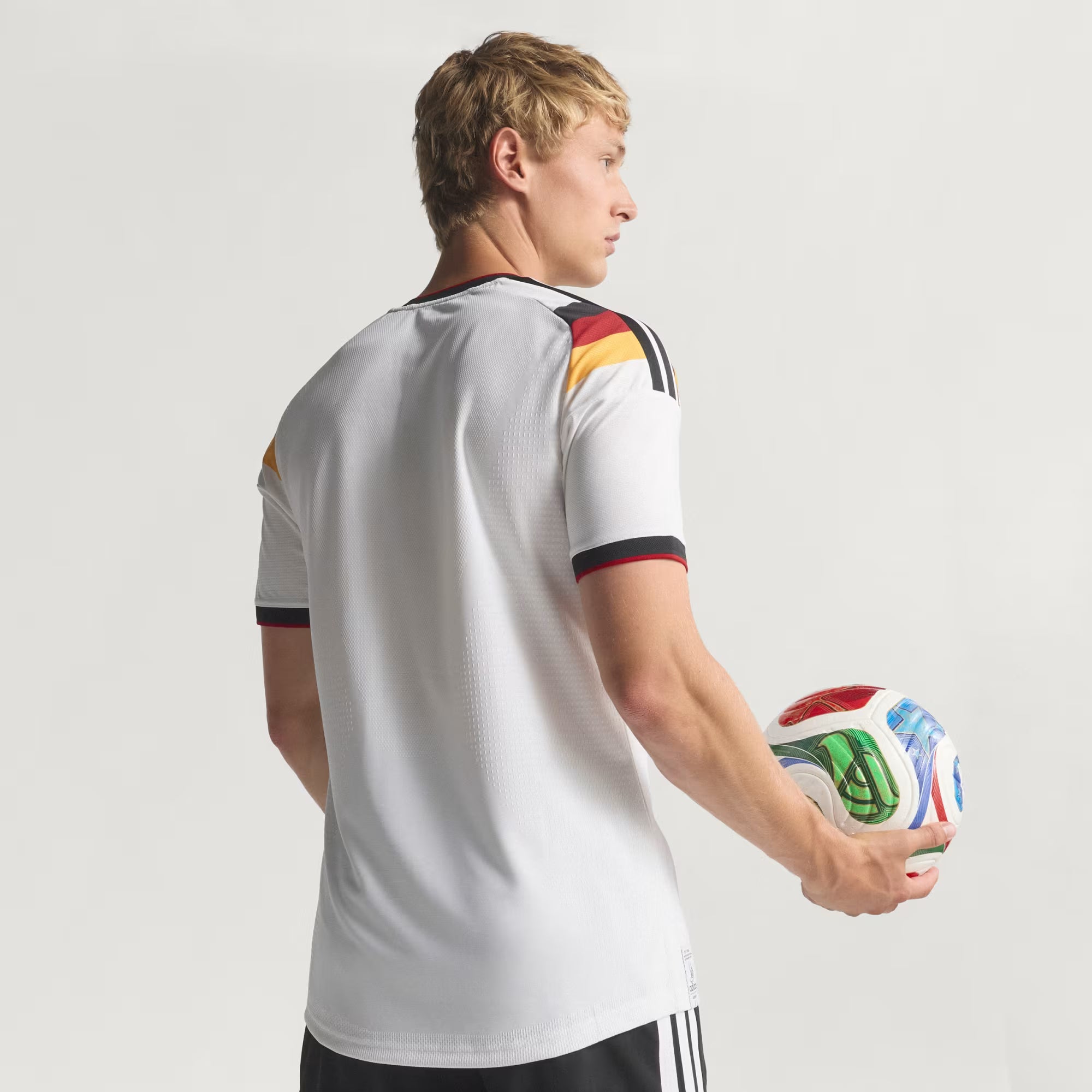 Maillot domicile de l'Allemagne 2026 officiel, étiquette authentique blanc, design premium, marque Ethan Business, maillots club.