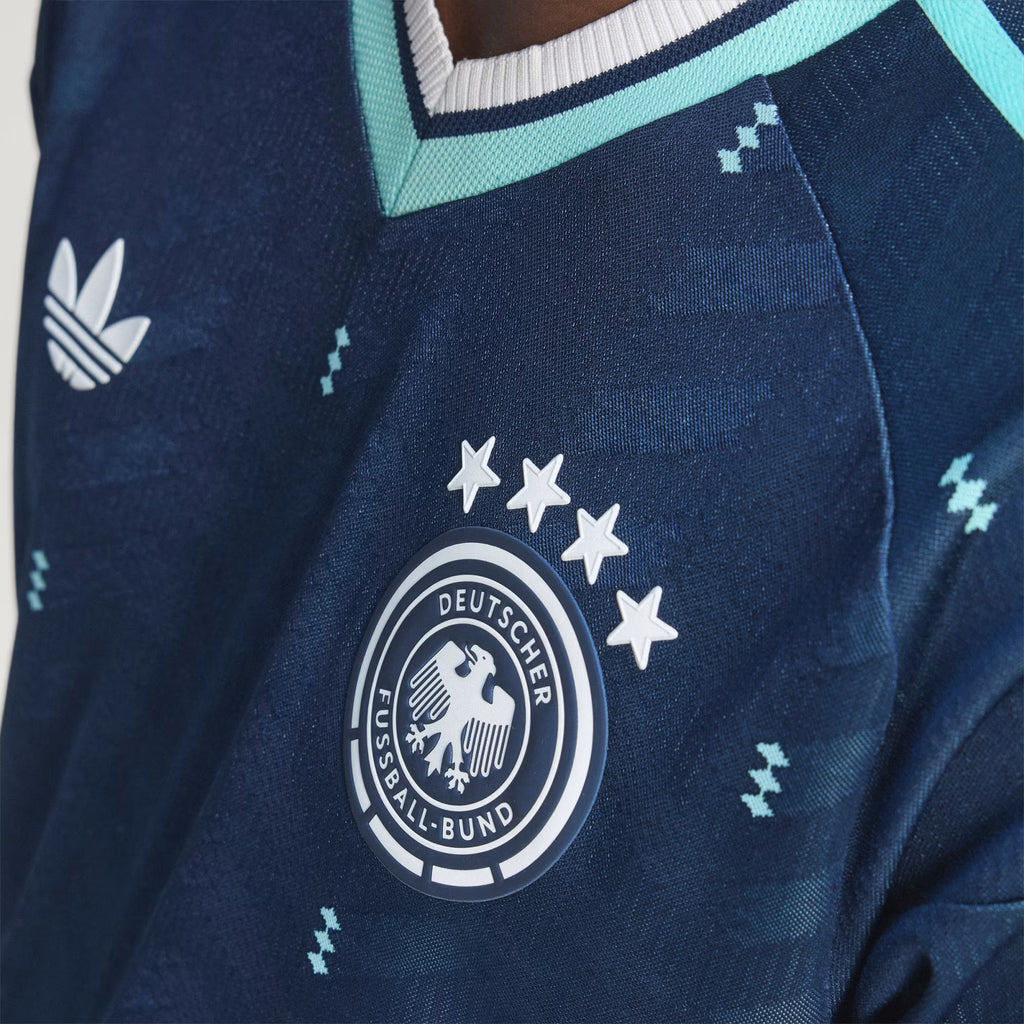 Maillot extérieur officiel de l'Allemagne 2026, maillot de club bleu de la marque Ethan Business, design authentique.