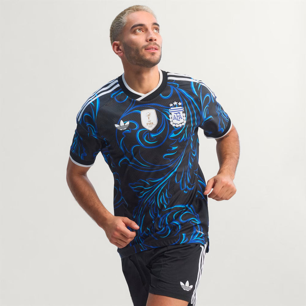 Maillot extérieur de football Argentine 2026 Ethan Business, édition premium, design officiel noir, logo et détails du club visible.